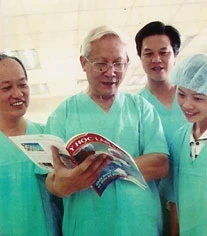 Giáo sư Đặng Hanh Đệ (đứng giữa, đeo kính) bên các thầy thuốc trẻ ở Khoa ngoại Bệnh viện Hà Nội năm 2005.