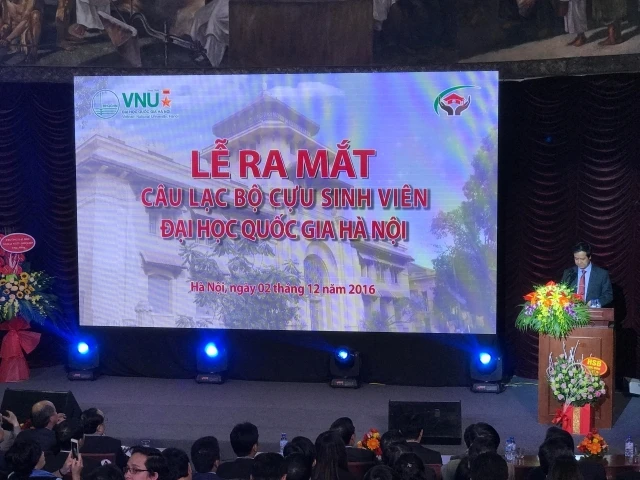 Giám đốc ĐHQGHN, Chủ tịch CLB Cựu sinh viên ĐHQGHN Nguyễn Kim Sơn phát biểu tại buổi lễ. 