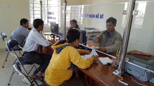 Người dân làm thủ tục tại bộ phận một cửa của UBND huyện Sông Hinh.