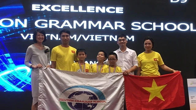 Đội Việt Nam nhận giải vô địch tại cuộc thi.