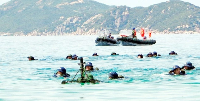 Huấn luyện bơi ở Lữ đoàn Hải quân đánh bộ 101. Ảnh: KHUÊ KHÁNH