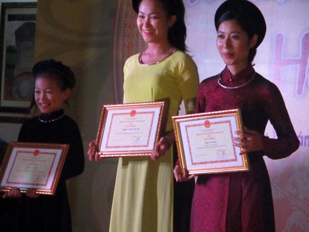 Các ca nương đoạt giải tại Liên hoan tài năng trẻ ca trù.