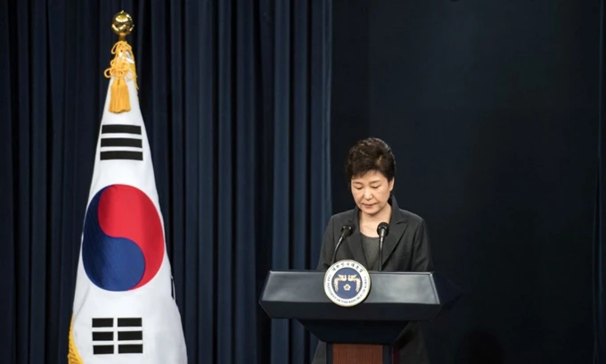 Tổng thống Hàn Quốc Pắc Cưn Hê xin lỗi người dân về vụ bê bối chính trị. Ảnh ROI-TƠ