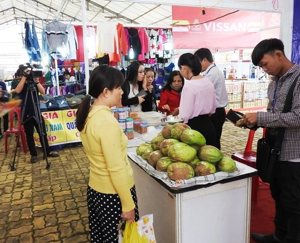Người dân tham quan, mua sắm tại hội chợ.