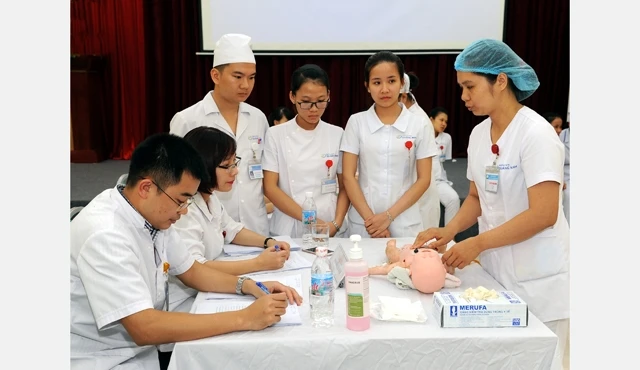 Điều dưỡng Bệnh viện Sản Nhi tỉnh Quảng Ninh tham dự Hội thi tay nghề năm 2016. Ảnh: Quang Minh