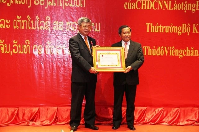 Thứ trưởng Trần Việt Thanh (trái) nhận Huân chương Ít-xa-la hạng 3.