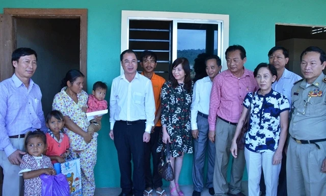 Đoàn tới thăm hỏi gia đình và cháu bé bị xâm hại đang được bảo trợ tại một nông trường ở tỉnh Preah Sihanouk.