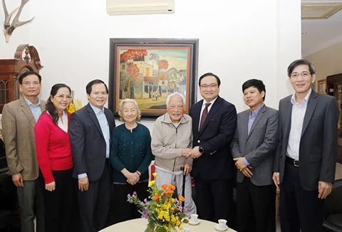 Bí thư Thành ủy Hoàng Trung Hải thăm và chúc sức khỏe đồng chí Nguyễn Văn Trân. (Ảnh: DUY LINH)