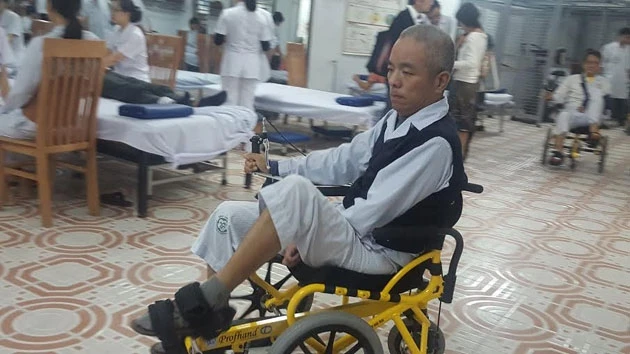 Bệnh nhân Giáp Văn Bắc bị liệt nửa người tập luyện với xe lăn COGY.