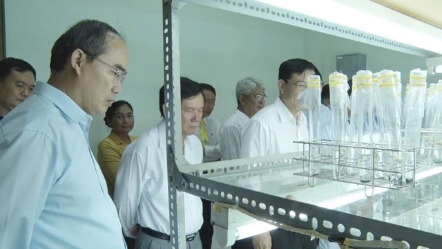 Đồng chí Nguyễn Thiện Nhân thăm phòng vi sinh, nuôi cấy mô Khoa Nông nghiệp Thủy sản trường Đại học Trà Vinh.