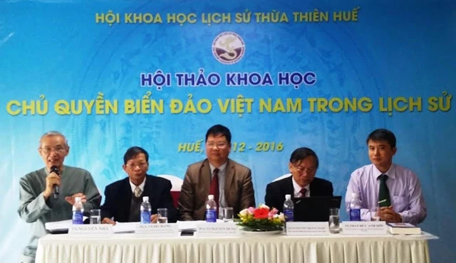 Đại diện lãnh đạo tỉnh, Hội Khoa học lịch sử Việt Nam và các ban, ngành liên quan chủ trì tại hội thảo.