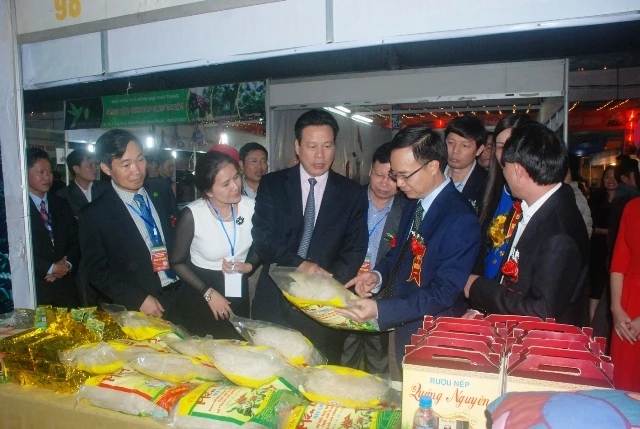Gian hàng trưng bày, giới thiệu các sản phẩm đặc sản của Hà Giang.