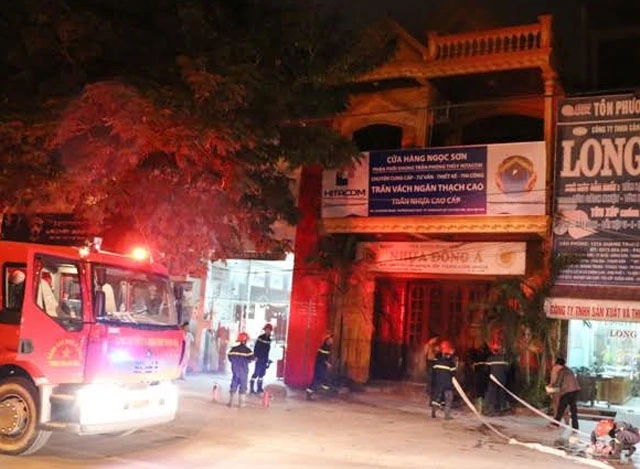 Cảnh sát PCCC nỗ lực chữa cháy tại cơ sở nhựa Đông Á.