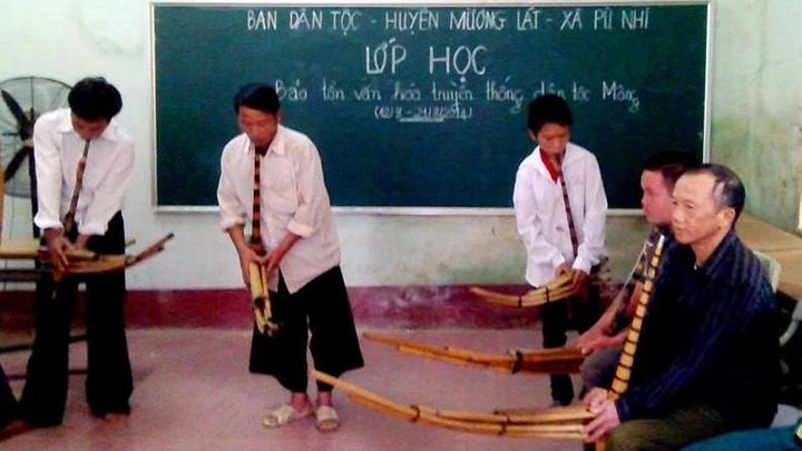 Tiết mục của các học viên lớp học Bảo tồn văn hóa truyền thống dân tộc Mông ở xã Pù Nhi, huyện Mường Lát (Thanh Hóa).