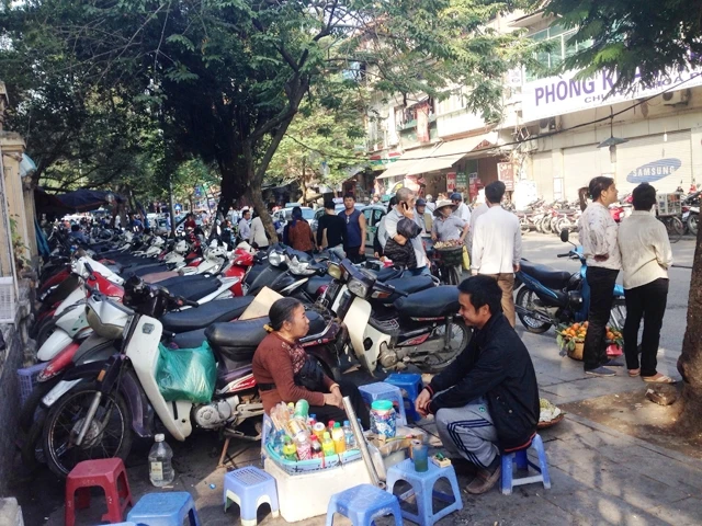 Việc lấn vỉa hè làm chỗ trông giữ xe, bán trà đá đã khiến khu vực cổng Bệnh viện Việt Đức luôn ngột ngạt.