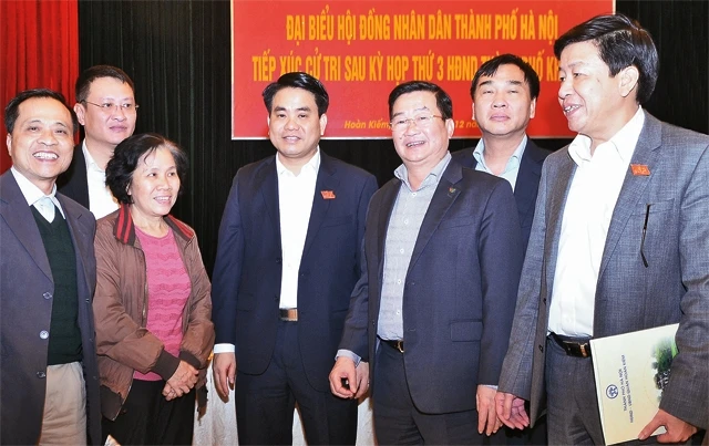 Đồng chí Nguyễn Đức Chung, Ủy viên T.Ư Đảng, Chủ tịch UBND thành phố Hà Nội với các cử tri quận Hoàn Kiếm. Ảnh: DUY LINH