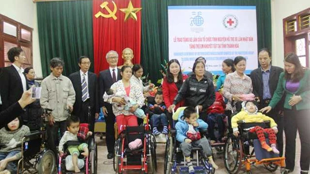 Đại diện tỉnh Thanh Hóa, các tổ chức nhân đạo trao tặng xe lăn cho trẻ em khuyết tật huyện Quảng Xương.