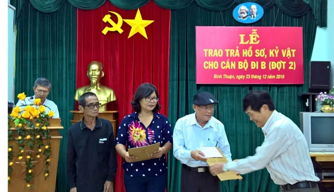Đại diện Sở Nội vụ tỉnh Bình Thuận trao hồ sơ, kỷ vật cho cán bộ đi B và thân nhân cán bộ đi B.