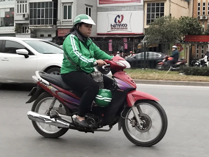 Lái xe ôm Grabbike hoạt động trên đường phố Hà Nội.