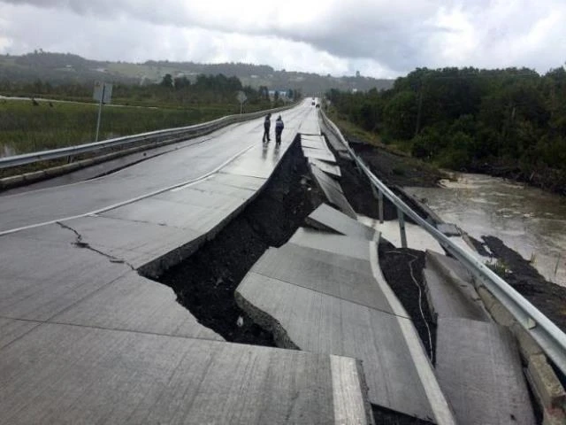 Con đường bị phá hủy sau trận động đất tại Tarahuin, đảo Chiloe, miền nam Chile, ngày 25-12-2016. (Ảnh: Reuters)