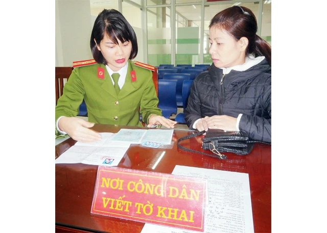 Cán bộ Phòng Cảnh sát Quản lý hành chính về trật tự xã hội Công an tỉnh Quảng Ninh tận tình hướng dẫn người dân thủ tục làm căn cước công dân.