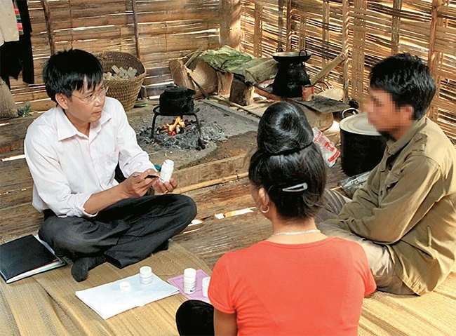 Cán bộ y tế huyện Mai Sơn, Sơn La tư vấn, hướng dẫn vợ chồng anh H (xã Chiềng Lương) uống thuốc ARV.