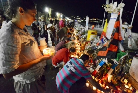 Người dân đặt hoa và nến để tưởng nhớ các nạn nhân của vụ tấn công xe tải tại Nice, Pháp, ngày 18-7-2016. (Ảnh: Reuters)