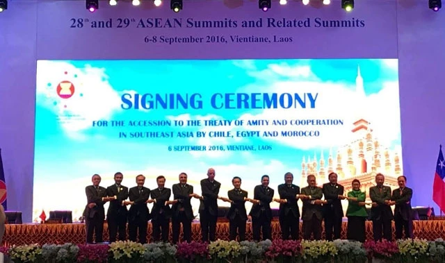 Các Bộ trưởng Ngoại giao ASEAN và các nước Chi-lê, Ai Cập, Ma-rốc tại lễ ký mở rộng TAC. 