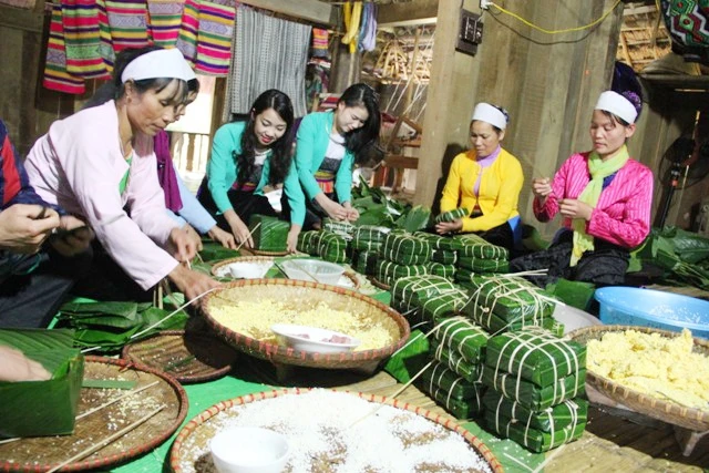 Đồng bào Mường cùng nhau gói bánh chưng. (Ảnh: vinaculto.vn)