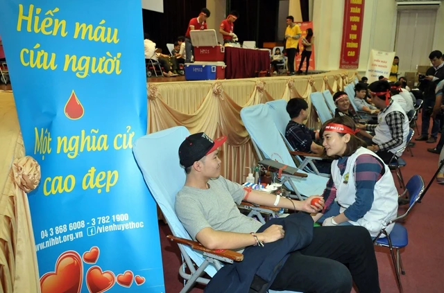 Thanh niên, sinh viên Hà Nội tình nguyện hiến máu tại Ngày hội Chủ nhật Đỏ năm 2017. Ảnh: ĐĂNG KHOA