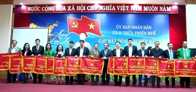 Tặng cờ thi đua xuất sắc cho 15 doanh nghiệp dẫn đầu phong trào thi đua năm 2016.