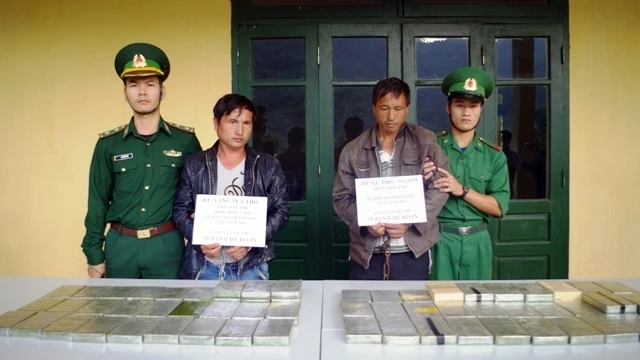 Bộ đội Biên phòng Thanh Hóa bắt giữ hai đối tượng vận chuyển 69 bánh hê-rô-in tại khu vực bản Táo, xã Trung Lý, huyện Mường Lát.
