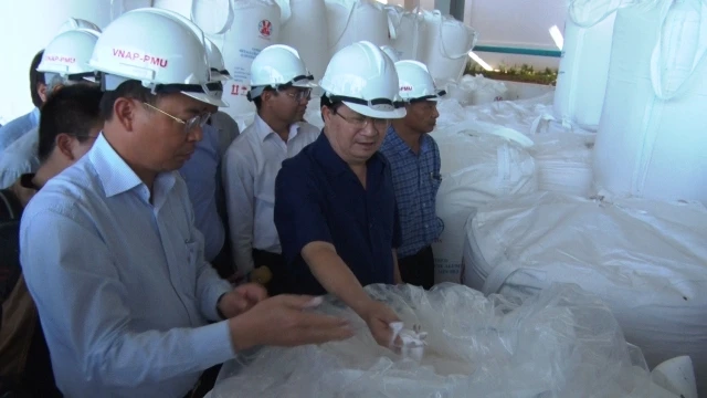 Phó Thủ tướng Chính phủ Trịnh Đình Dũng thăm Nhà máy Alumin Nhân Cơ.