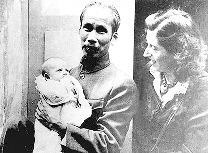 Chủ tịch Hồ Chí Minh bế con gái nuôi Elisabeth. Ảnh tư liệu