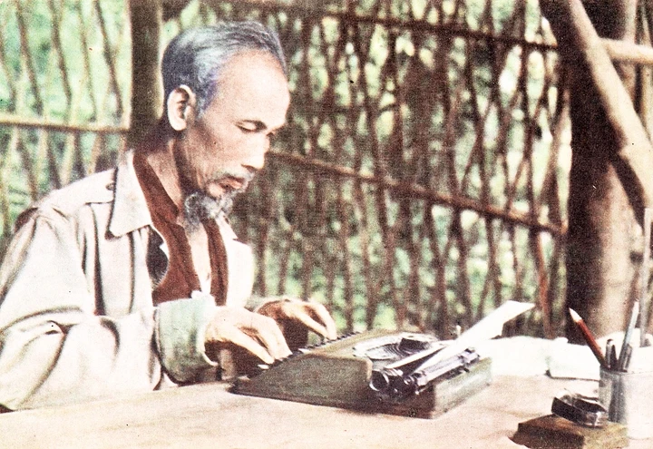 Chủ tịch Hồ Chí Minh tự đánh máy bản thảo tại chiến khu Việt Bắc. Ảnh tư liệu