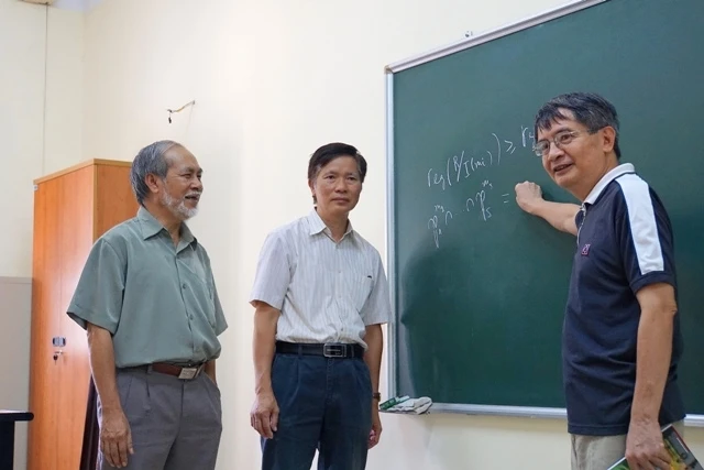 Nhóm tác giả của Giải thưởng Hồ Chí Minh (từ trái sang): GS,TSKH Nguyễn Tự Cường, GS,TSKH Lê Tuấn Hoa và GS,TSKH Ngô Việt Trung