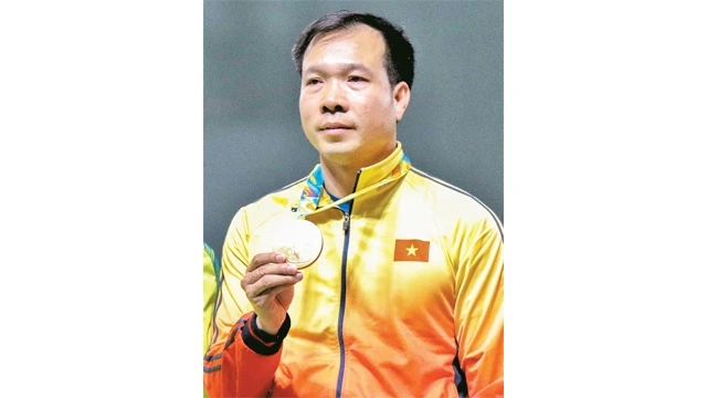Hoàng Xuân Vinh với tấm Huy chương Vàng lịch sử tại Olympic 2016. Ảnh: REUTERS