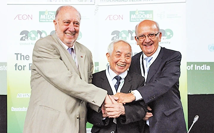 Giáo sư Võ Quý (người ở giữa) nhận giải thưởng MIDORI năm 2012.               Ảnh: BÙI TUẤN