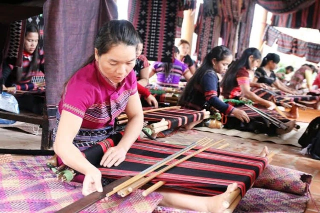 Nghề dệt zèng trở thành Di sản văn hóa phi vật thể quốc gia.