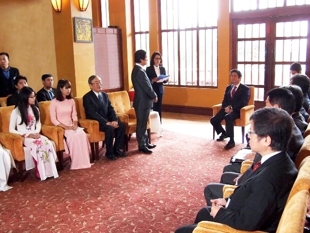 Thủ tướng Nhật Bản Shinzo Abe gặp gỡ đại diện Đại học Quốc gia Hà Nội và Đại học Việt - Nhật