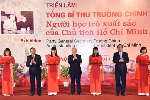 Tổng Bí thư Nguyễn Phú Trọng và các đại biểu cắt băng khai mạc Triển lãm “Tổng Bí thư Trường Chinh - Người học trò xuất sắc của Chủ tịch Hồ Chí Minh”.