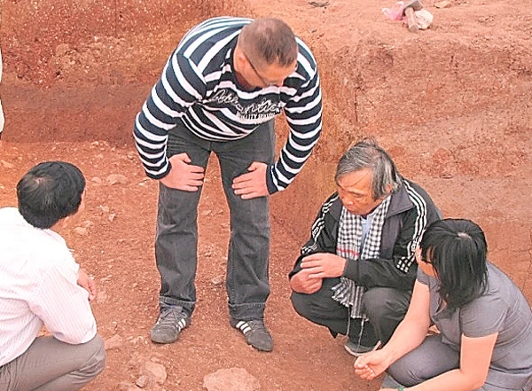 Các nhà khảo cổ học Việt Nam và Nga tại điểm khai quật di tích Rộc Tưng (An Khê).