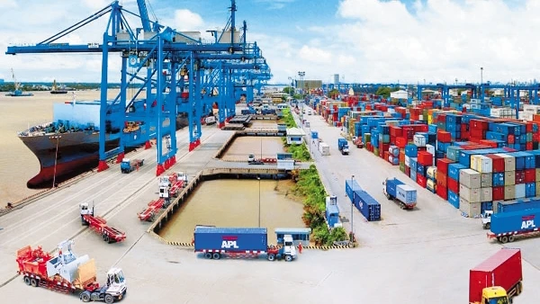 Tổng Công ty Tân Cảng Sài Gòn đi đầu trong đầu tư nâng cao năng lực khai thác cảng công-ten-nơ và cung cấp dịch vụ logistics. Ảnh: Hoàng Hải