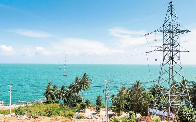 Đường dây tải điện ra đảo Lại Sơn, huyện Kiên Hải (Kiên Giang).