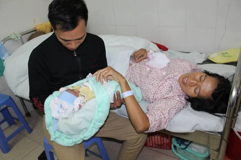 Gia đình chị Nguyễn Thị Quảng vỡ òa hạnh phúc khi đón con ở tuần thứ 37 của thai kỳ. 