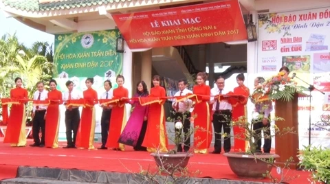 Cắt băng khánh thành Hội báo xuân, Hội hoa xuân năm 2017.