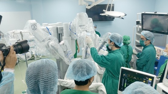Thực hiện thành công phẫu thuật nội soi bằng robot tại Bệnh viện Bình dân.
