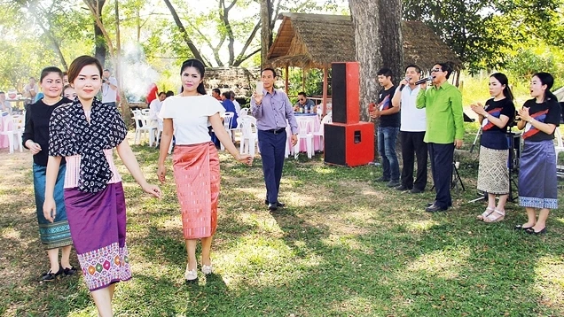 NSQG Buangeun Saphouvong (ngoài cùng, bên phải) thể hiện ca khúc “Hồ Chí Minh kính yêu muôn đời”.