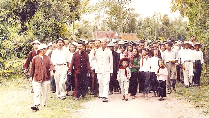 Bác Hồ về thăm Kim Liên, Nam Đàn (Nghệ An) năm 1957. Ảnh tư liệu