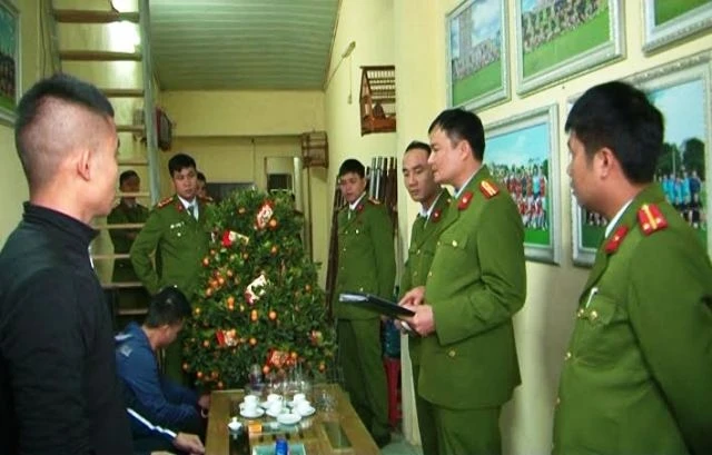 Cơ quan chức năng khám xét nơi kinh doanh cầm đồ của Đỗ Minh Tuấn.